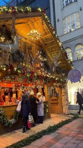 Bild eines Standes auf einem Münchener Chrsitkindlmarkt.